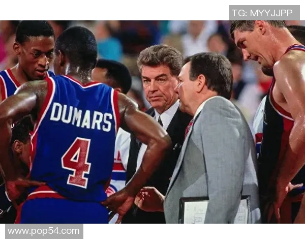 围绕传奇篮球巨星成长历程与赛场精神魅力展现的深度故事探索之旅