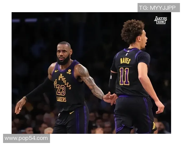 灰熊鏖战湖人巅峰对决再燃激烈较量见证年轻力量与传奇碰撞